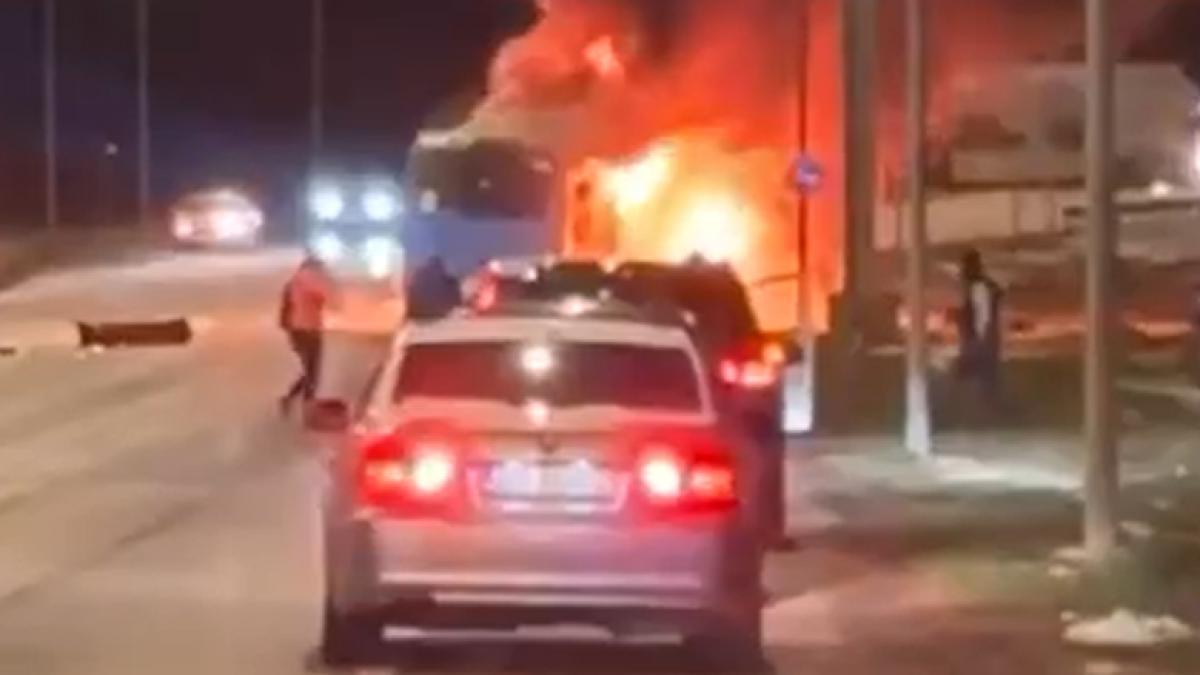 Accident teribil la Sibiu: Un autobuz și o mașină au luat foc. Un bărbat a murit! 