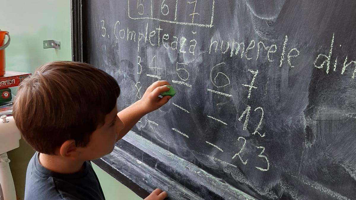 S-a calculat cât costă învățământul gratuit: 2.000 de euro scot părinții din buzunar, anual, cei mai mulți pentru meditații, after-school și materiale didactice
