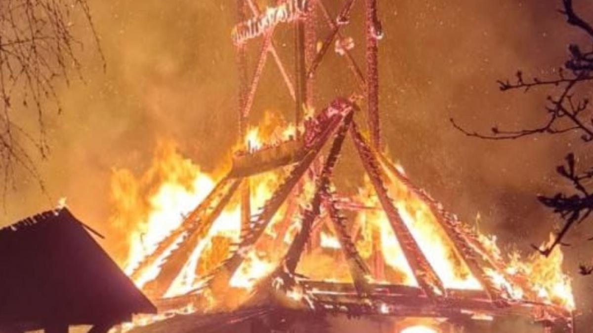incendiu monument istoric ars biserica muzeului satului banatean aproape 300 de ani