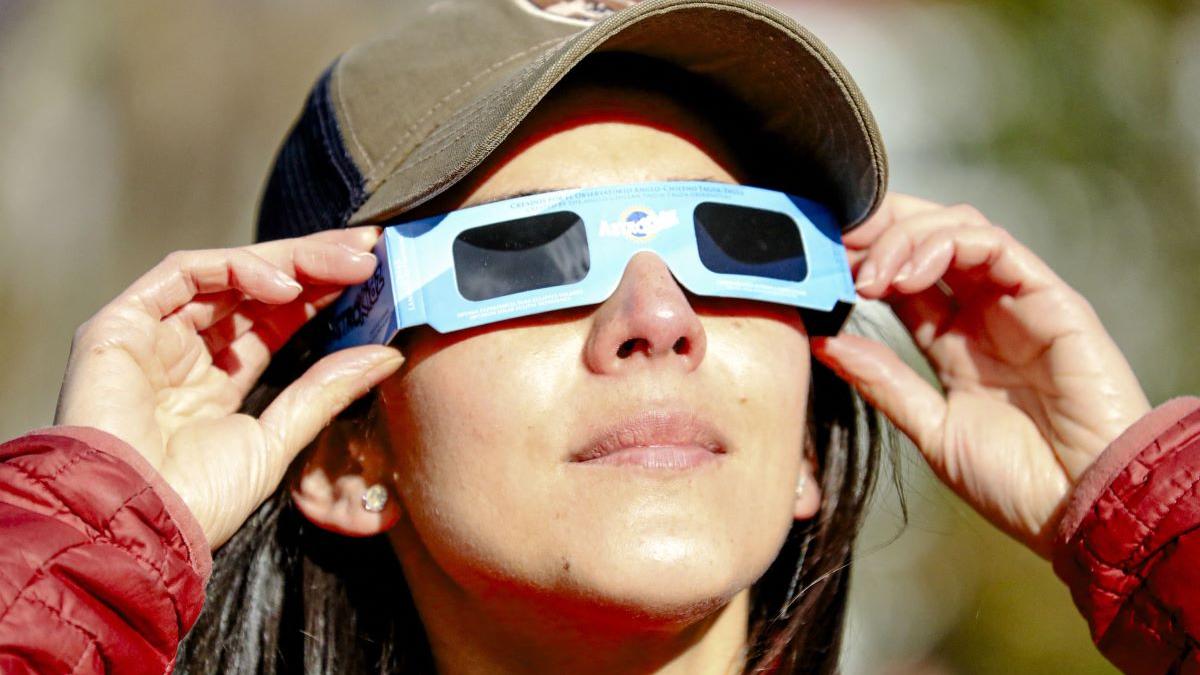 Eclipsa parțială de Soare este vizibilă astăzi și din România. Fenomenul începe în jurul orei 13
