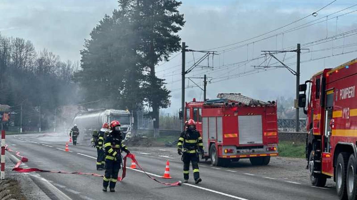 UPDATE Circulația a fost blocată complet pe DN 1, din cauza scurgerilor de acid sulfuric