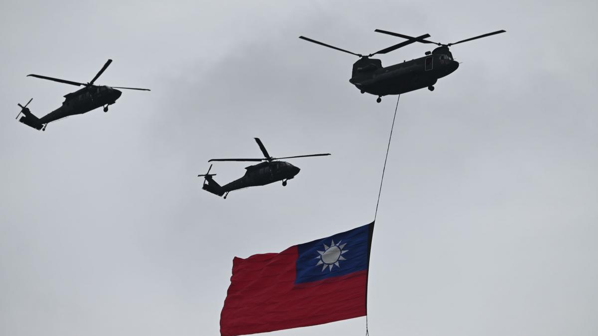 China lansează exerciții militare masive în jurul Taiwanului și îl numește „parazit” pe președintele insulei 