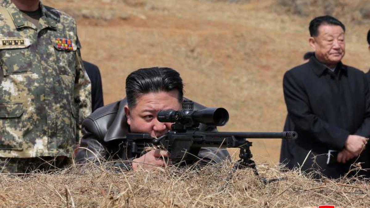 Kim Jong Un a testat personal o nouă armă de precizie, într-o vizită la o bază a forțelor speciale