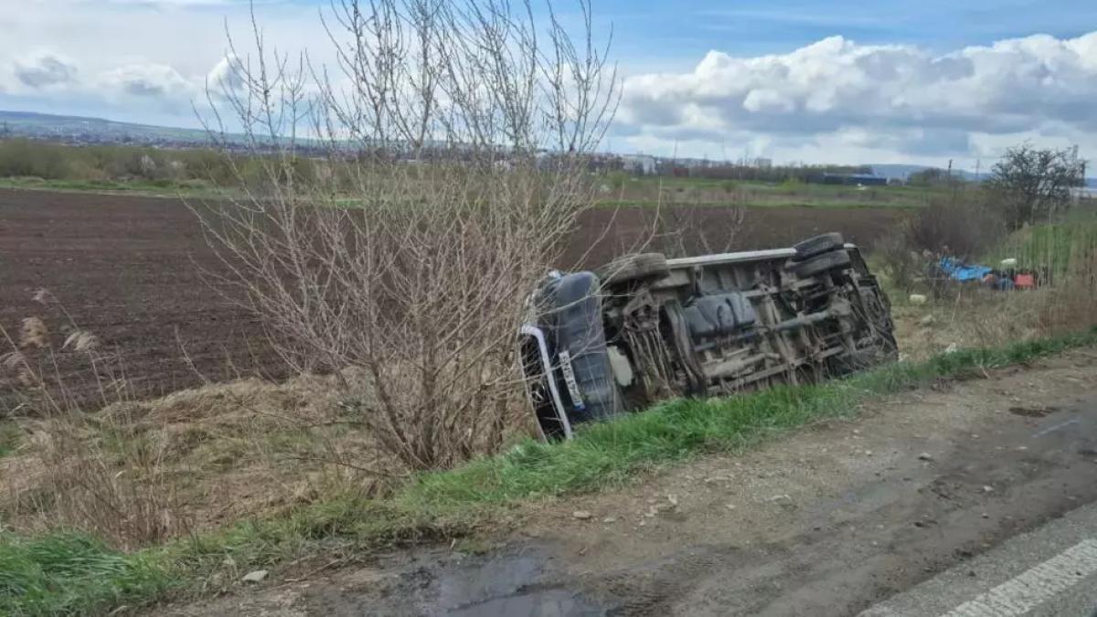 Plan roșu de intervenție după răsturnarea unui microbuz cu 15 ocupanți