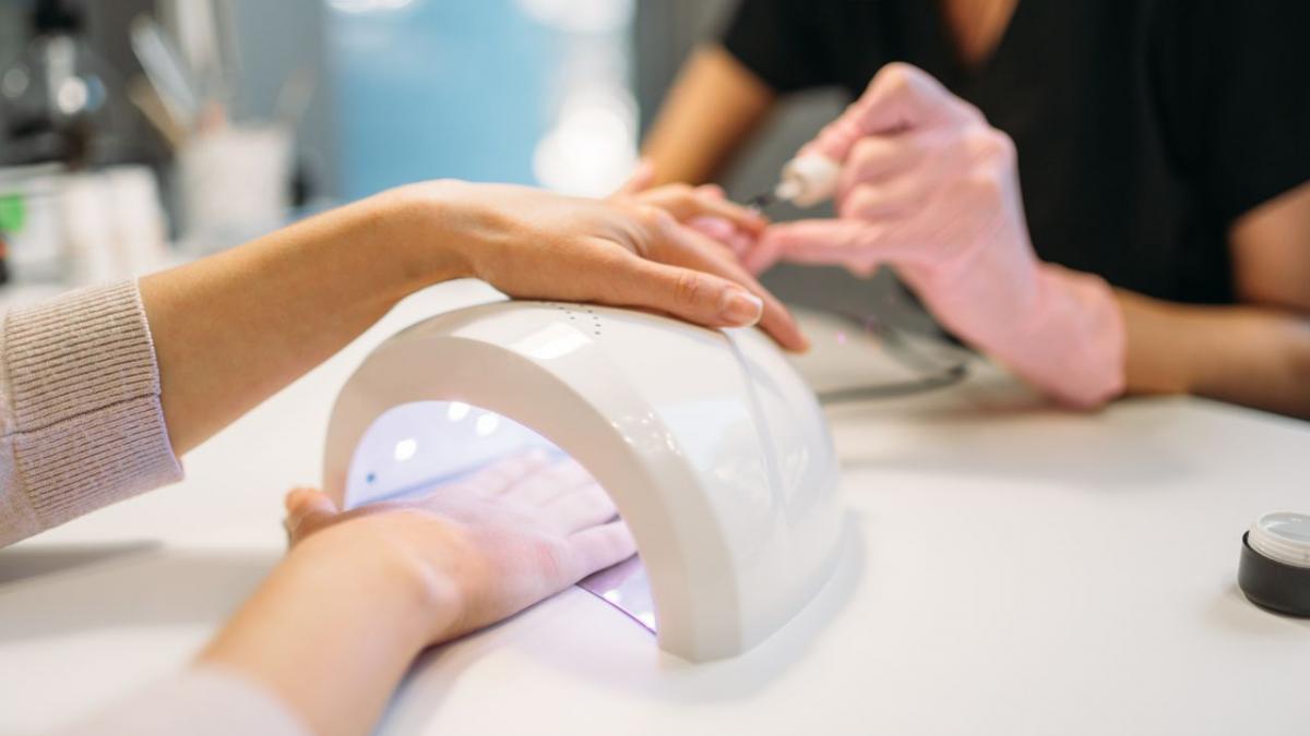 Tendințele în manichiură pentru primăvara 2025: 5 culori de unghii care vor face furori