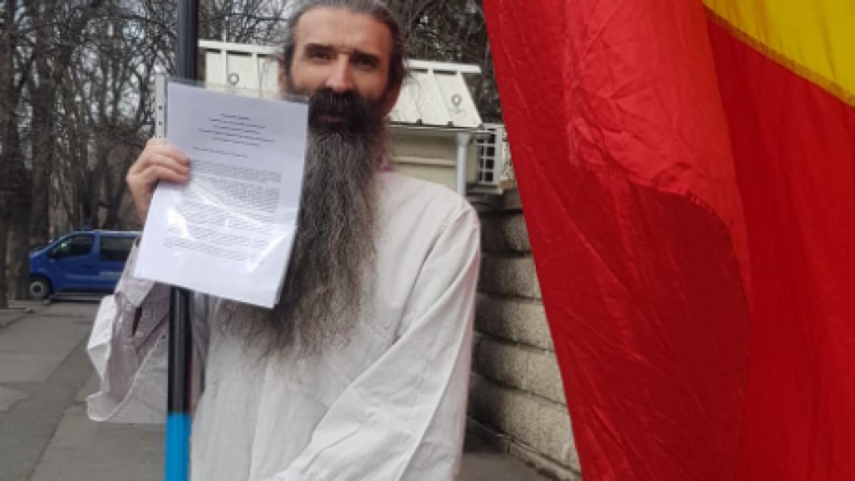 Stegarul dac nu se lasă: s-a urcat pe gardul Palatului Parlamentului