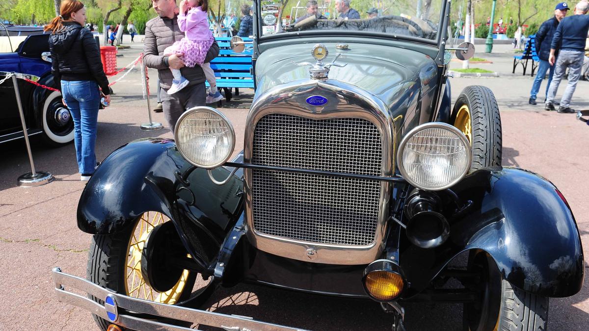Retro Parada Primăverii din București
