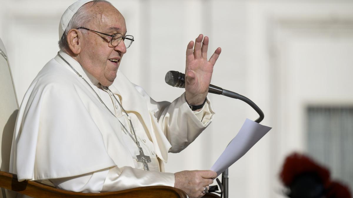 Papa Francisc le mulțumește medicilor care i-au salvat viața în cadrul unei întâlniri la Vatican