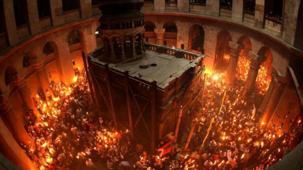 Sfânta Lumină a fost aprinsă la Mormântul Învierii Domnului din Ierusalim