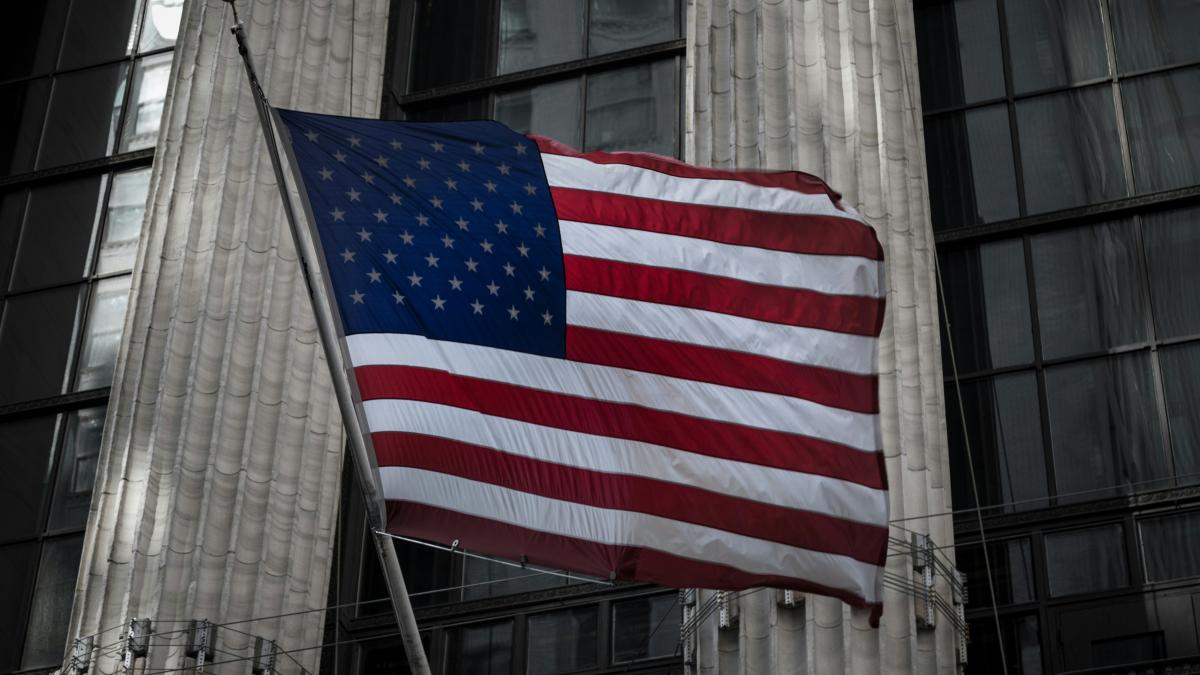 Trump ordonă arborarea drapelelor SUA la jumătate de catarg: Papa a iubit lumea