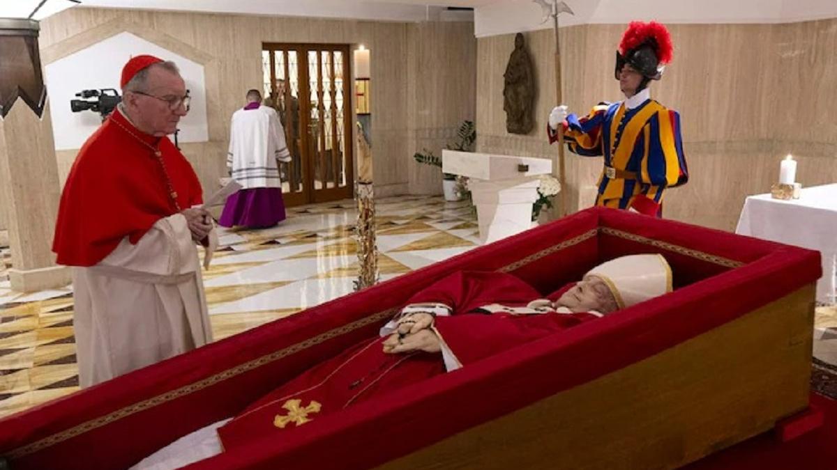 Vaticanul publică prima fotografie cu Papa Francisc așezat în sicriu