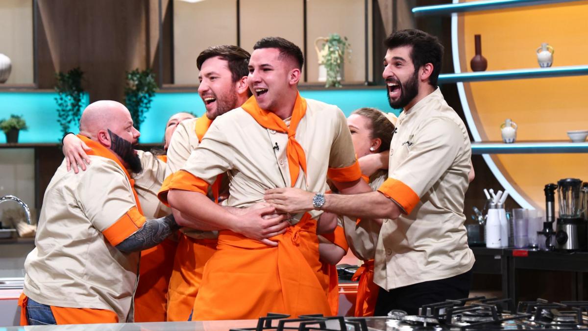 Echipa portocalie a lui Chef Richard, victorie la confruntarea culinară de ieri. Provocările acestei seri la Chefi la cuțite: două amulete și roata nebună a ingredientelor