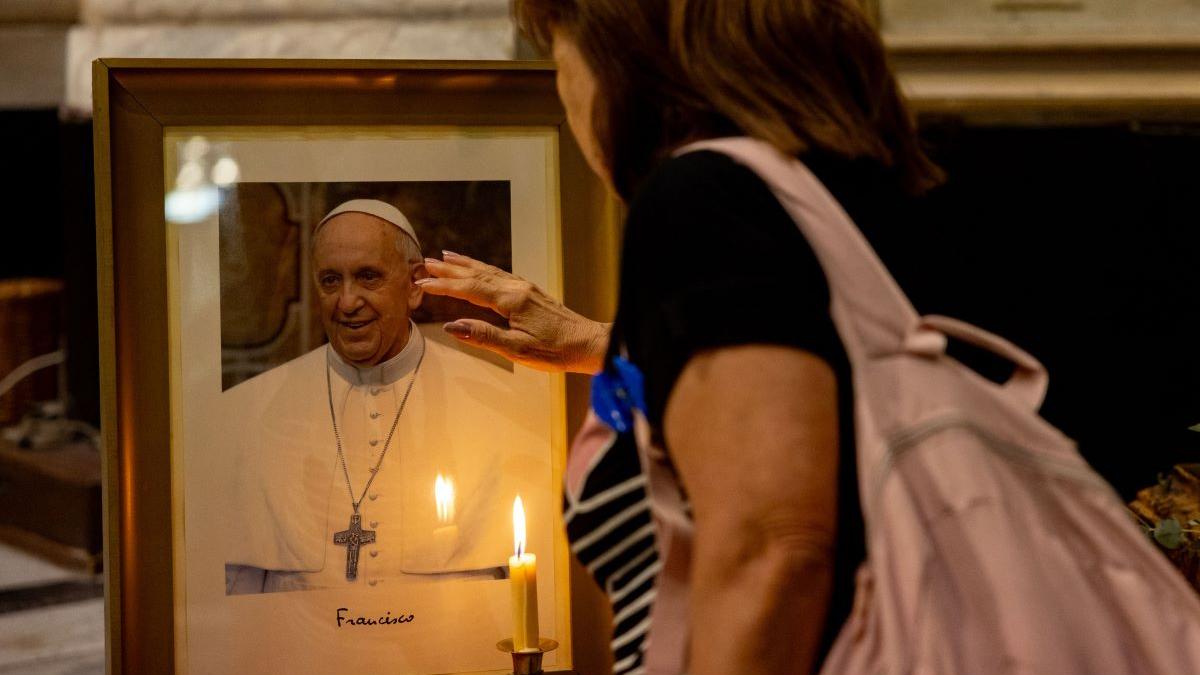 Guvernul României decide joi dacă sâmbătă va fi zi de doliu național, în memoria Papei Francisc