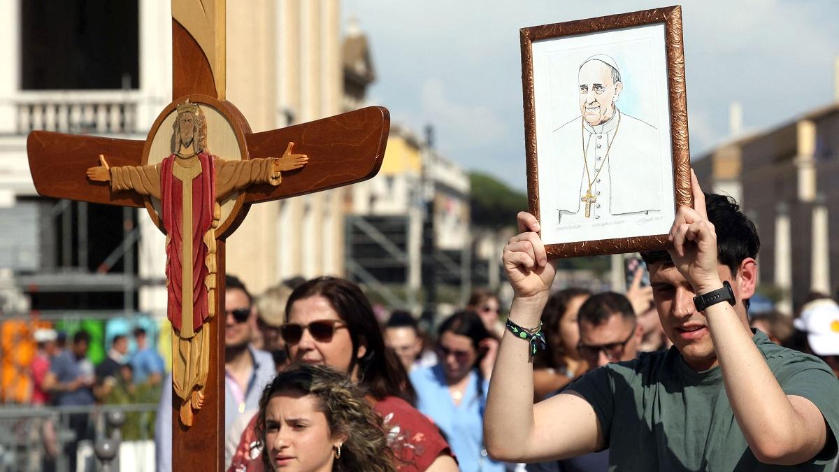 UPDATE A început procesiunea de mutare a sicriului Papei Francisc