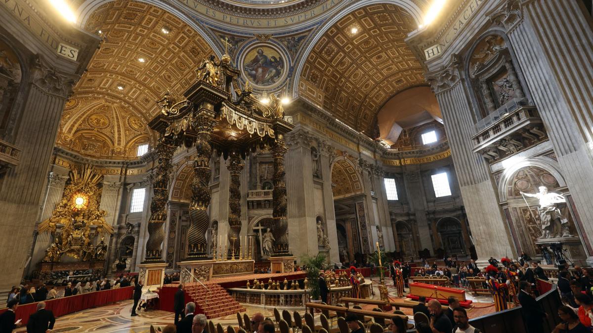 Aproximativ 150.000 de oameni au adus un omagiu Papei Francisc la Bazilica Sf. Petru