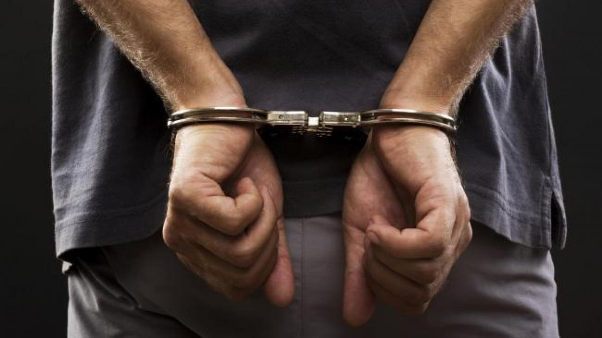 Prins în flagrant, în timp ce vindea două kilograme de droguri 