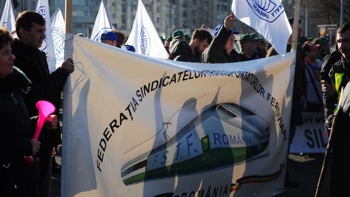 CFR-iștii își cer banii înapoi și amenință cu greva generală
