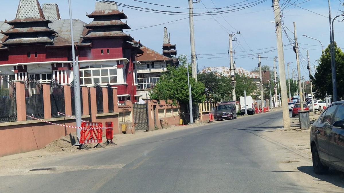Alegeri între palate și buletine de vot „ștampilate” cu degetul