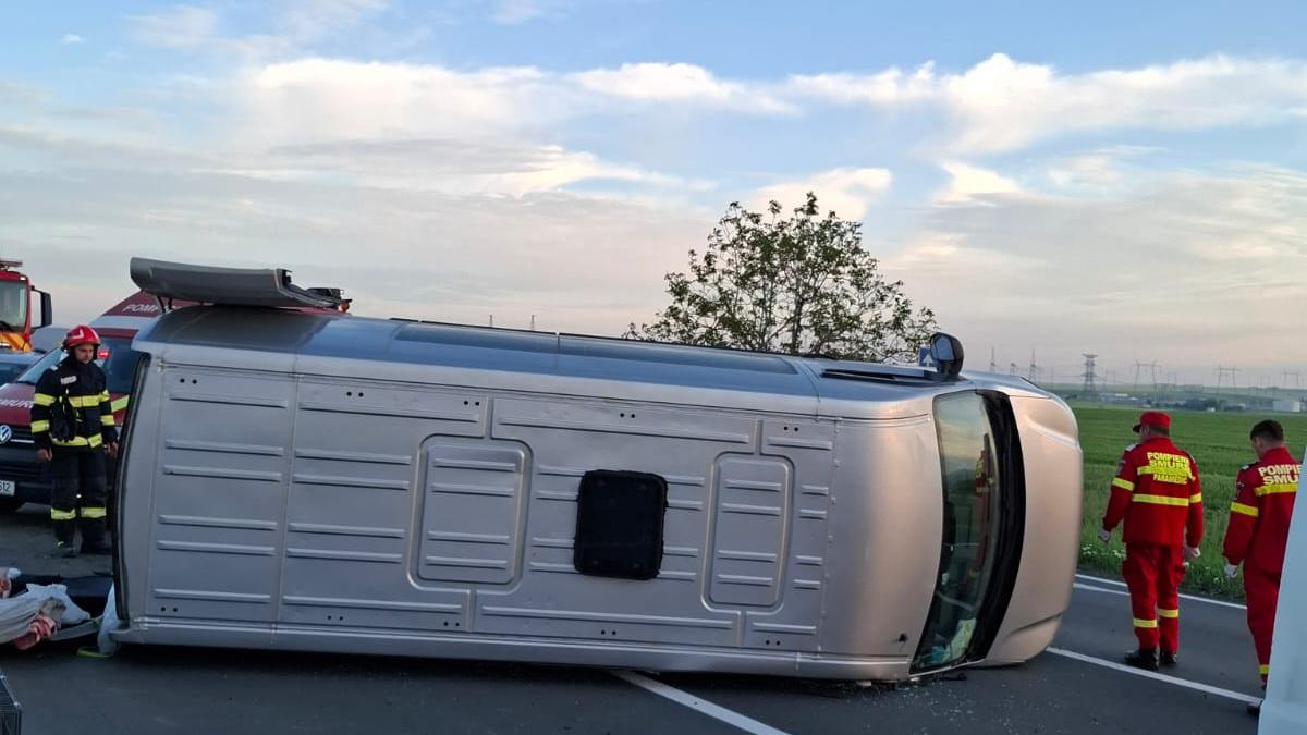 Mirobuz răsturnat pe DN 2A, în Constanța