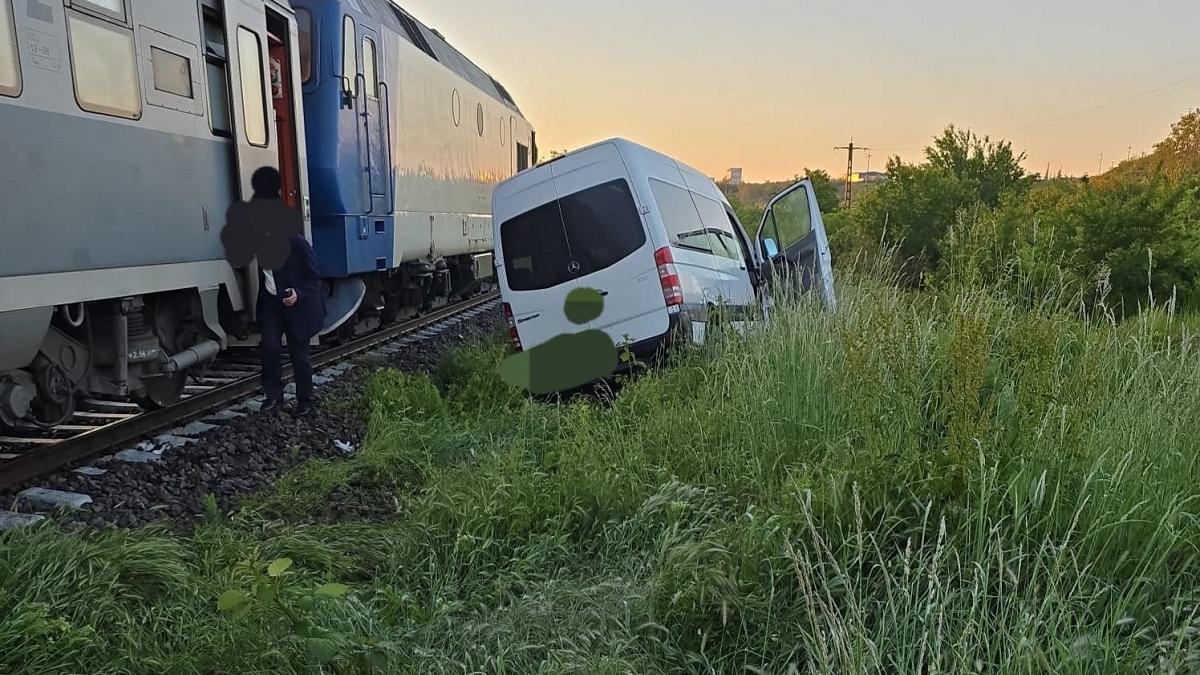 Accident între un tren și un microbuz cu 11 persoane