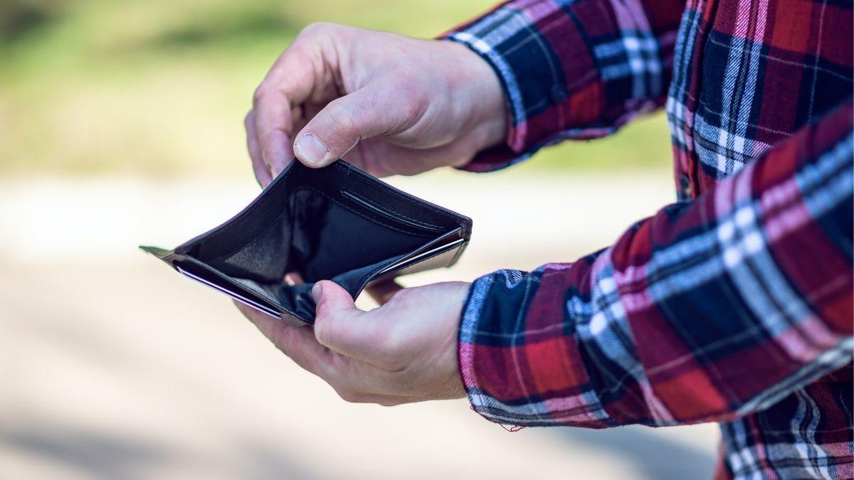 Aproape 6 din 10 români se tem că veniturile lor nu vor ţine pasul cu creşterile de preţuri 