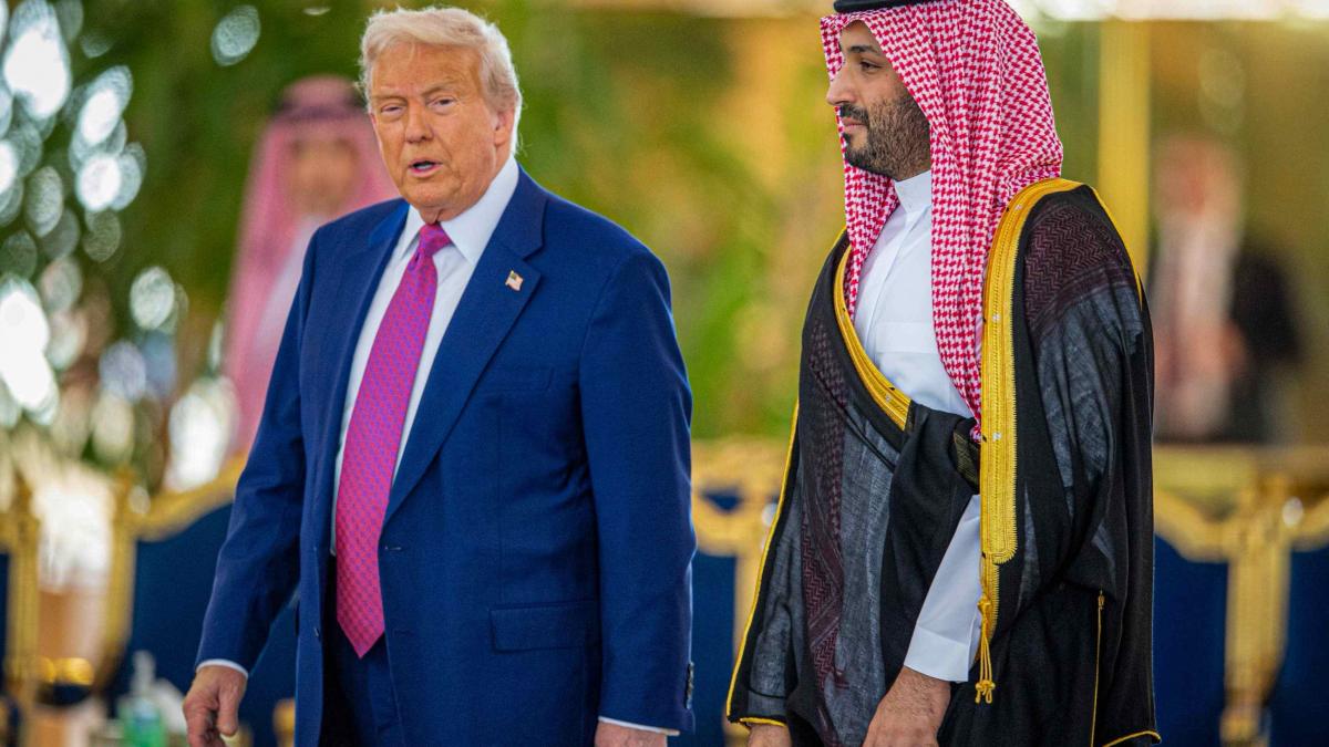 Cu ochii pe banii saudiților, Trump îi aduce elogii controversatului Mohammed bin Salman