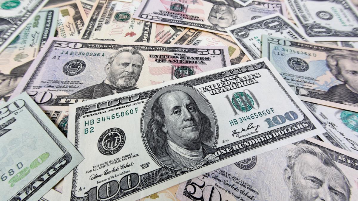 Moneda națională s-a apreciat luni în raport cu principalele valute, cursul a coborât la 5,0315 lei/euro