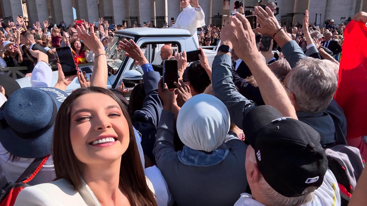 Antena 1, singura televiziune din România la întronizarea Papei. Echipa de jurnaliști Observator a primit binecuvântarea în Piața San Pietro