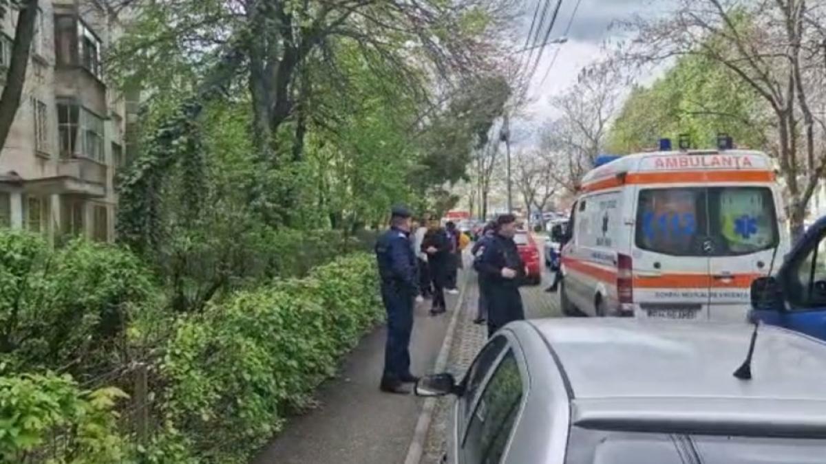 Un copil de 7 ani și mama sa au căzut de la etajul superior al unui bloc din Capitală