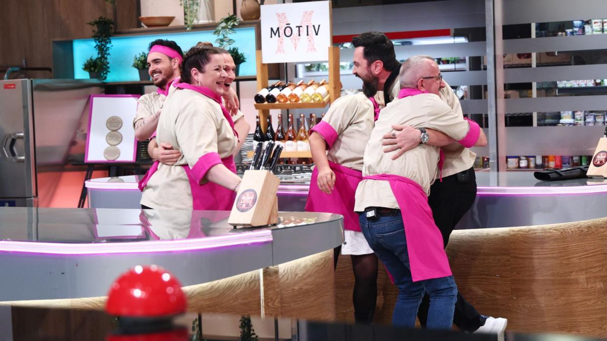 Echipa lui Chef Orlando, învingătoare în battle-ul Chefi la cuțite de ieri. Provocarea acestei seri: meniu regal, gătit în sunetul de alarmă al amuletelor