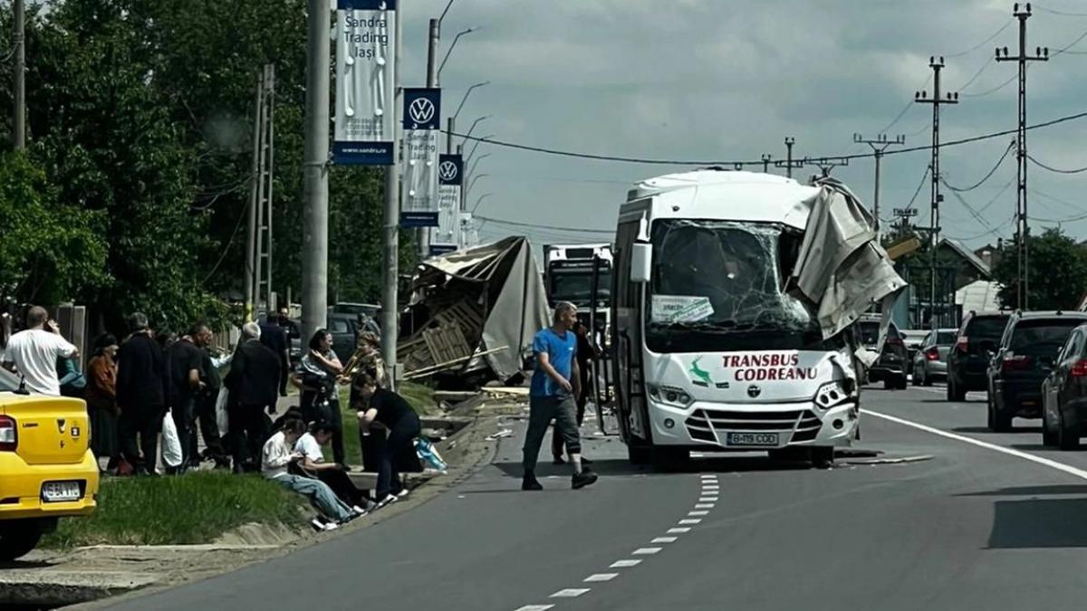 Accident grav între un autocar și un camion în Lețcani, județul Iași. A fost activat Planul Roșu de Intervenție