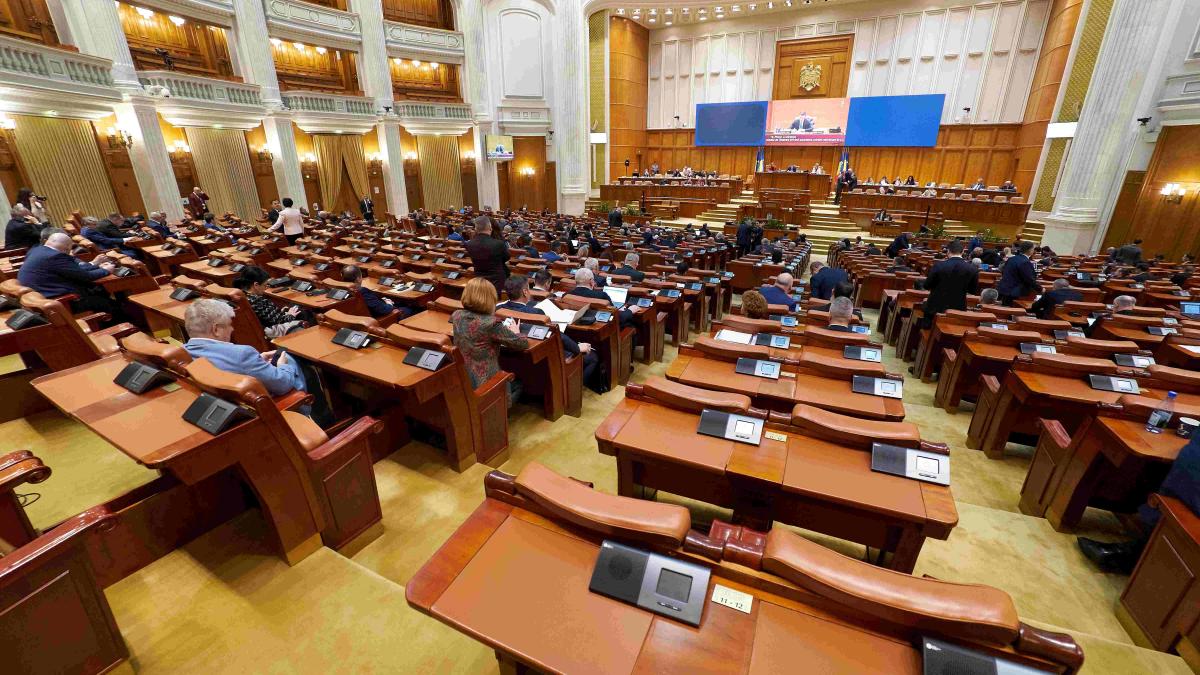 Nicușor Dan depune luni jurământul în plenul comun al Parlamentului