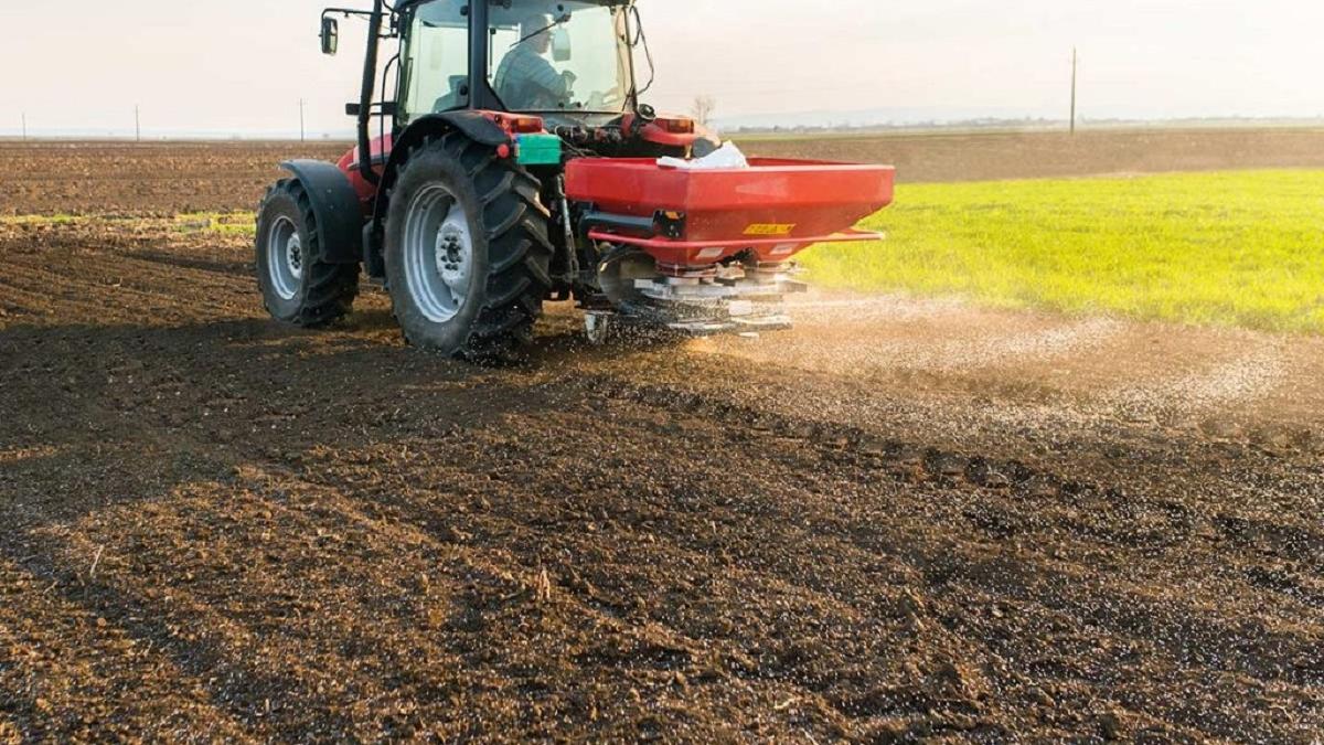 Fermierii români, afectați puternic de scumpirea îngrășămintelor din Rusia și Belarus