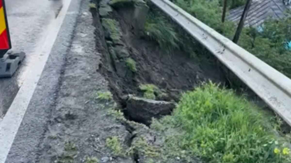 Imagini incredibile: Drum aproape de surpare în România, din cauza ploilor abundente