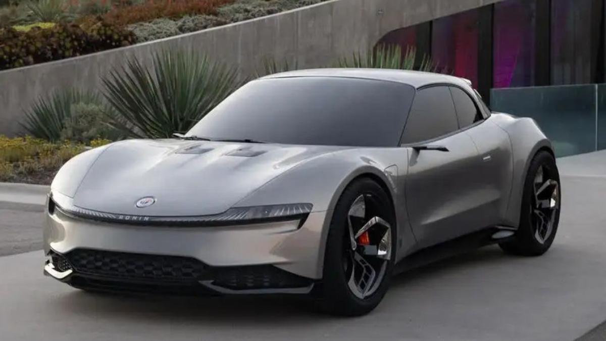 Întâmplare halucinantă în Marea Britanie. Un veteran de 98 de ani s-a urcat cu un tanc pe o mașină Tesla