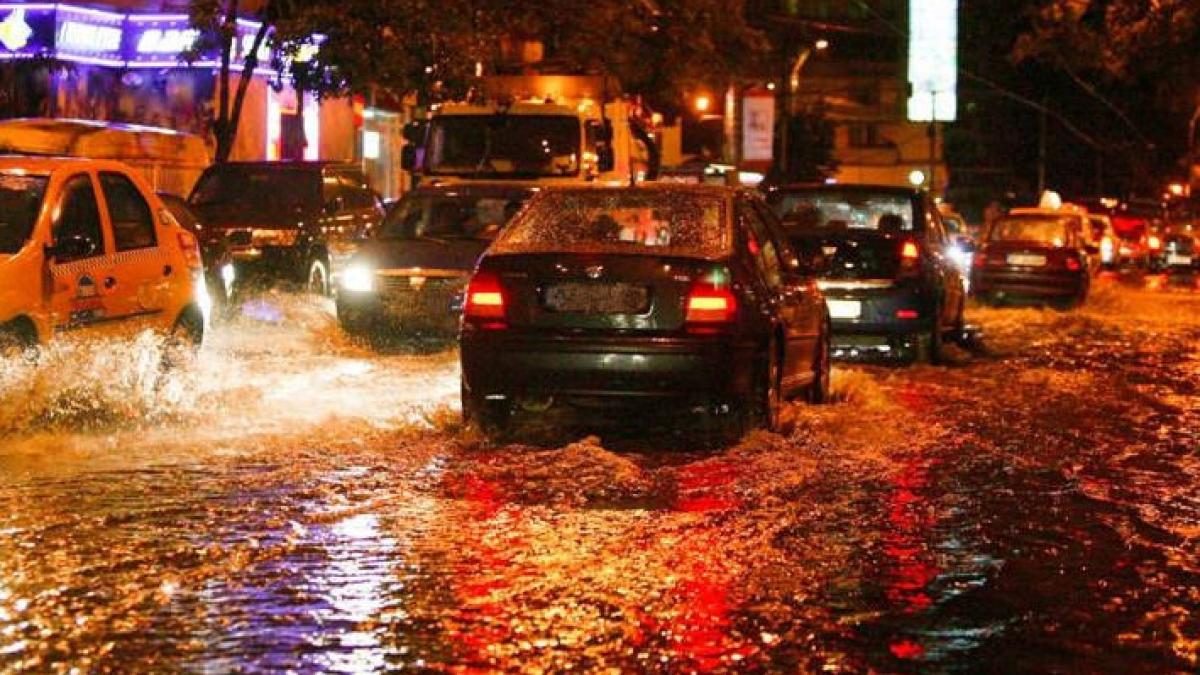 Restricții de circulație în trei județe din cauza ploilor