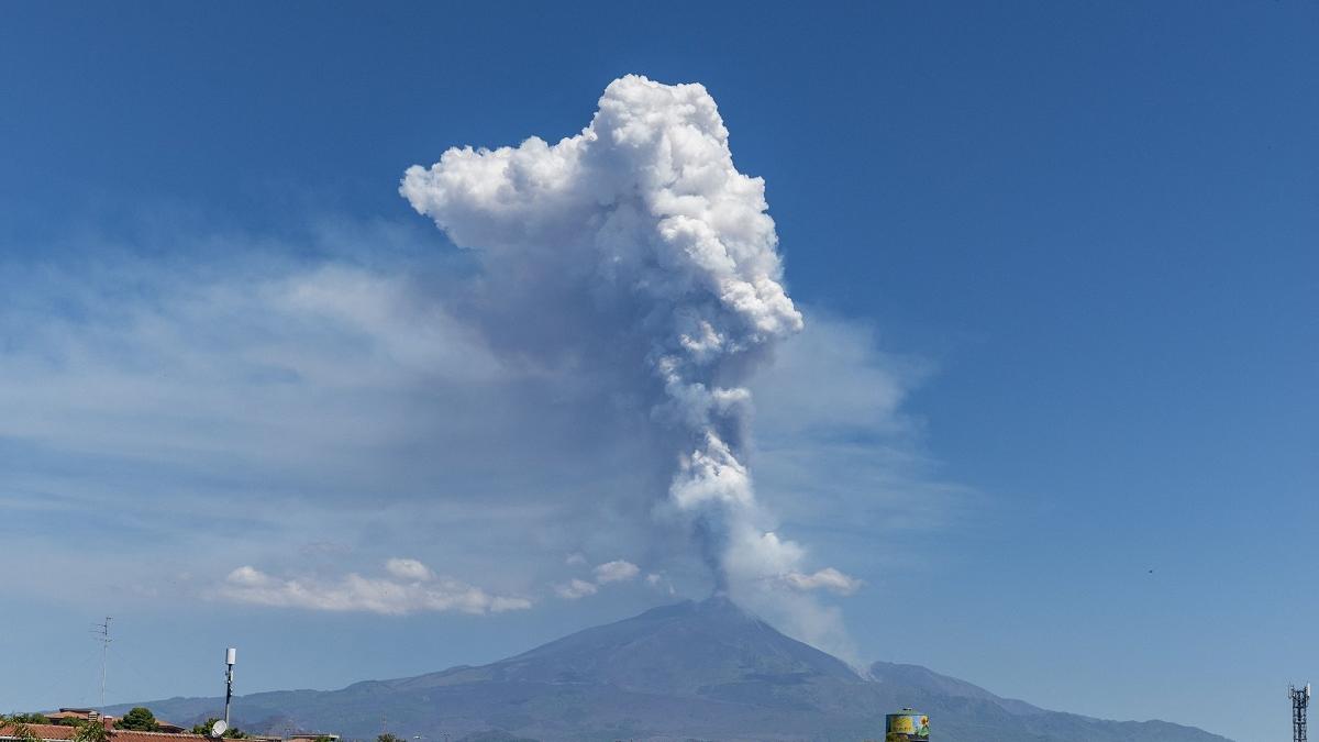 Erupția vulcanului Etna pune pe fugă turiștii