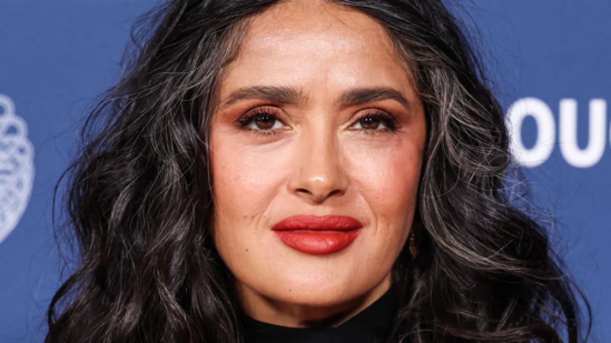 Salma Hayek, sexy și naturală la 58 de ani: trucul surprinzător pentru acoperirea firelor albe