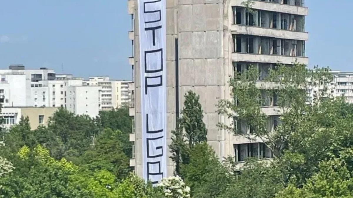 Anchetă a Poliției Capitalei după apariția pe o clădire a unui banner uriaș cu mesajul „STOP LGBT”