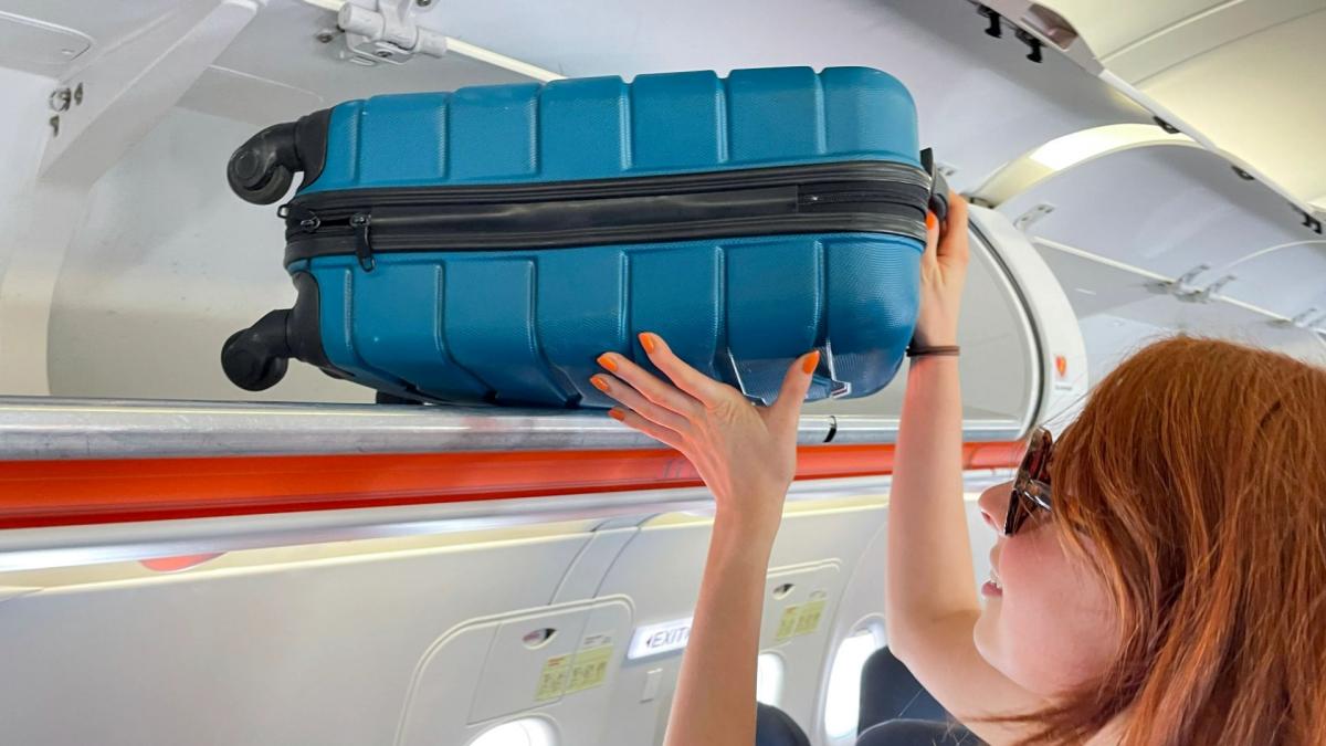 Se pregătesc noi reguli pentru călătoriile cu avionul: Bagaje de mână mai mari incluse în prețul biletului