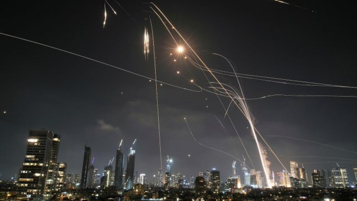 Fierbe Orientul Mijlociu: Doi morți și 63 răniți, după ce Iranul a lansat mai multe rachete asupra Israelului 