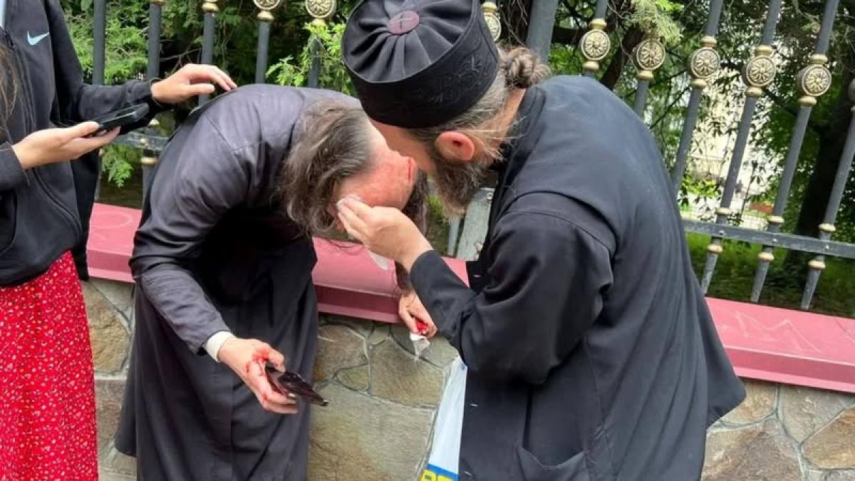 Atac violent la Catedrala din Cernăuți: Preoți români bătuți de ucraineni în timpul slujbei