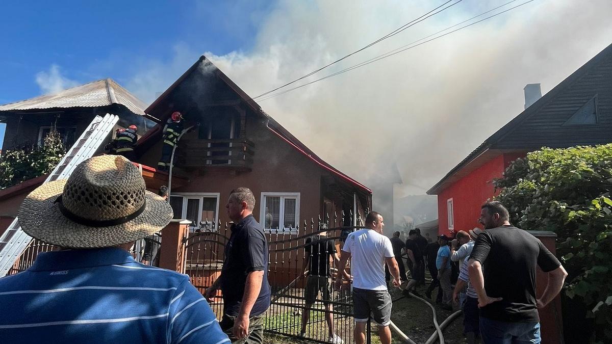 Energie electrică întreruptă în Lăpuș din cauza unui incendiu care a afectat două imobile
