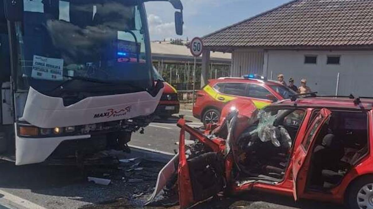 Tragedie pe centura Aleșd: Doi adulți au murit, un copil a fost rănit în urma unui accident violent între un autoturism și un autocar