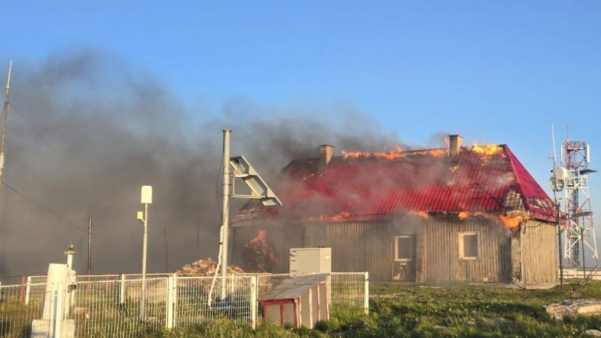 au luat foc cabana si statia meteo din muntele vladeasa la cota 11800