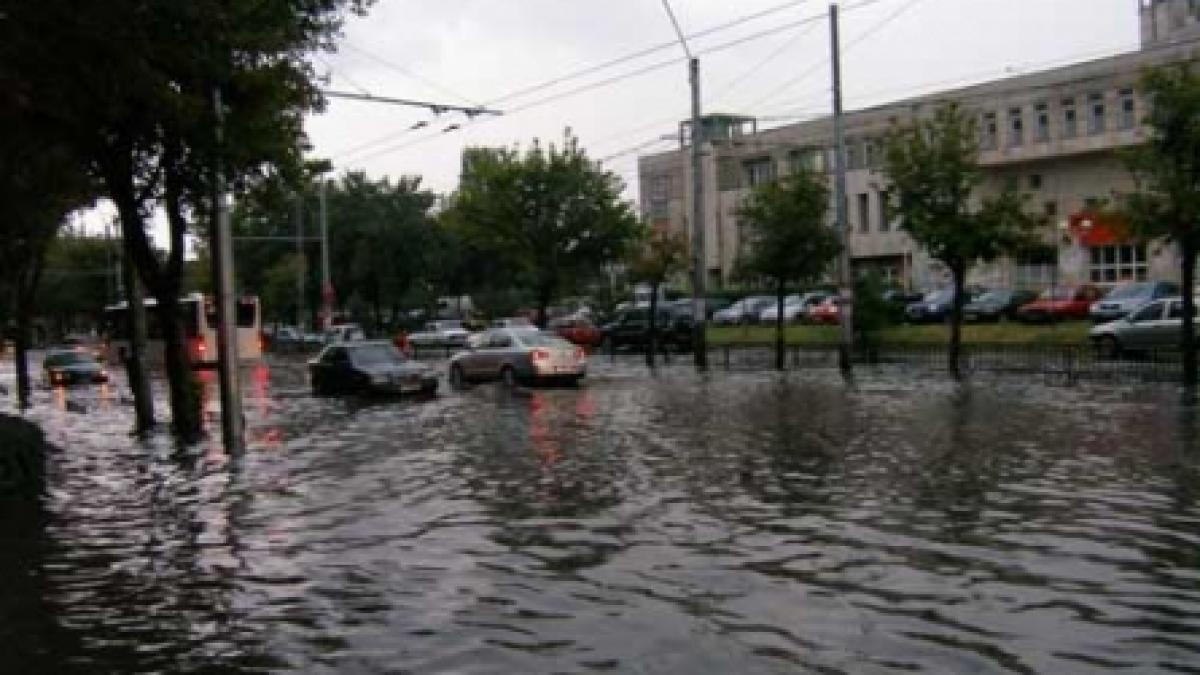 Cod galben de averse torenţiale şi descărcări electrice în Bucureşti şi în localităţi din opt judeţe, sâmbătă după-amiaza