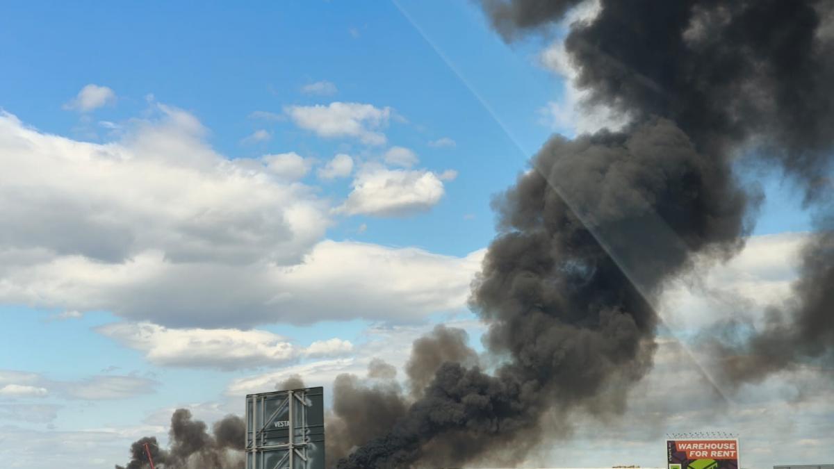 Incendiu la un parc logistic pe A1. Update: Flăcările violente au cuprins și acoperișul depozitului 