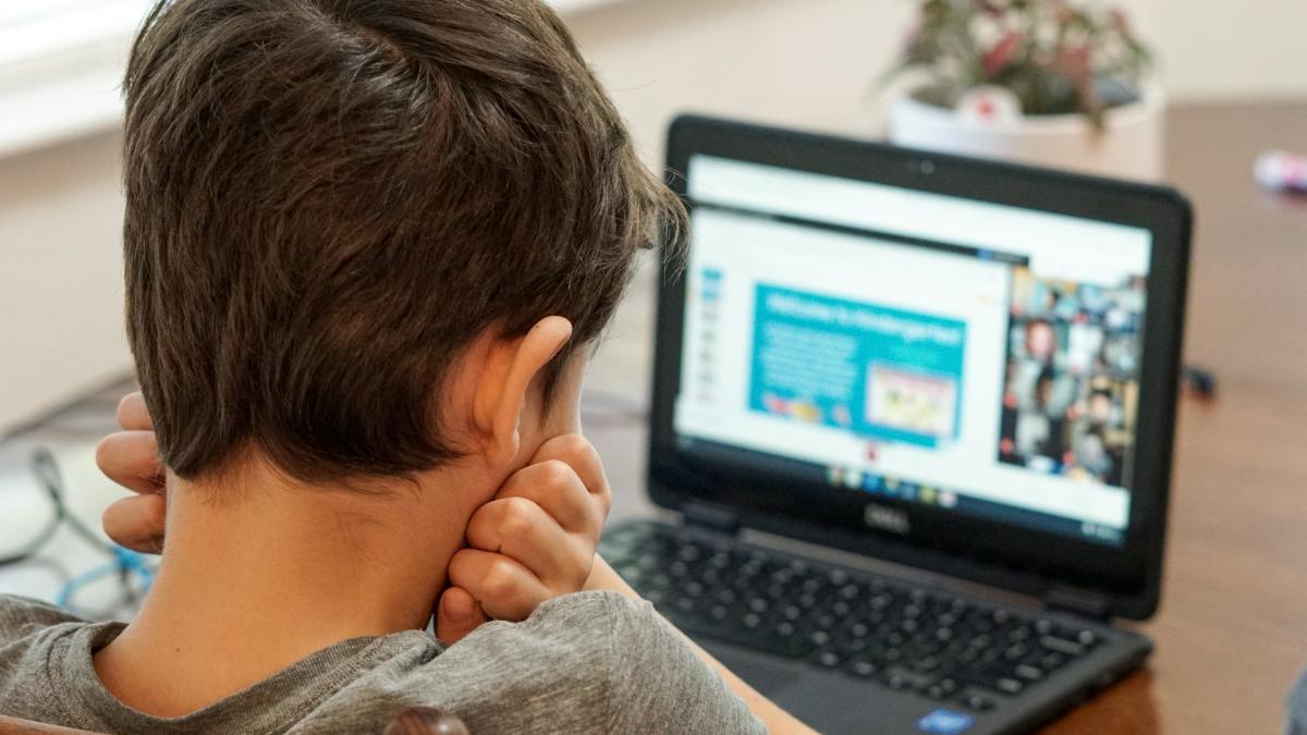Un sfert dintre copii nu discută cu nimeni despre pericolele întâlnite online