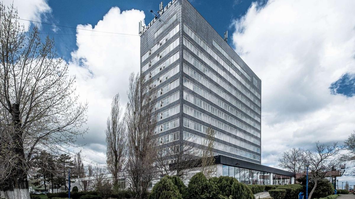 Hotelul Perla din Mamaia devine principala ruină a Litoralului românesc