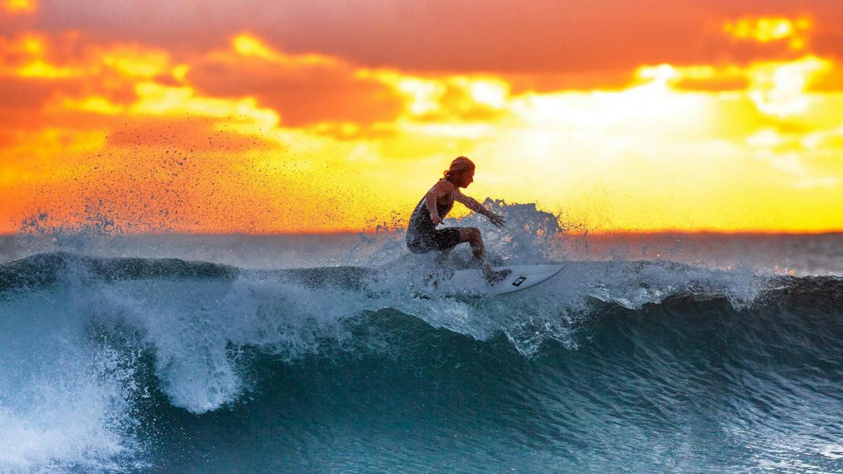Un bărbat a murit după ce a căzut în mare de pe placa pentru surfing la 2 Mai